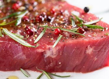 ¿Se debe lavar o no la carne antes de cocinarla?