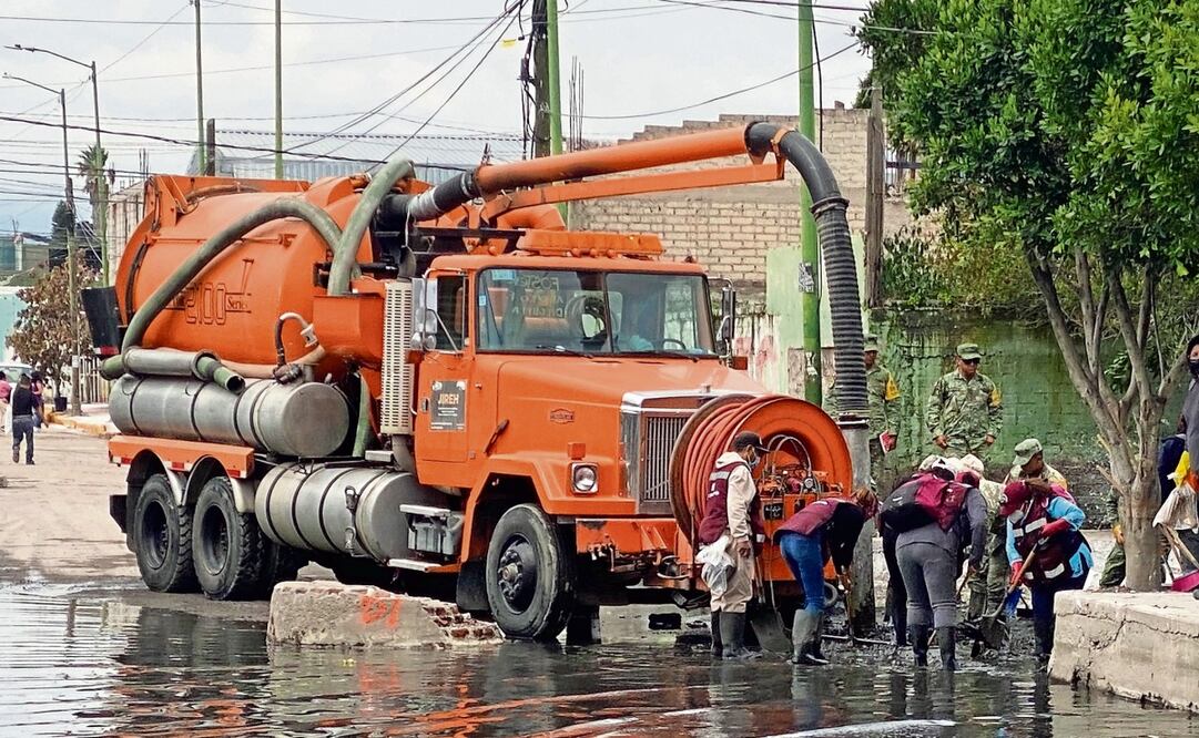 En la zona hay equipos Vactor y mil 286 elementos realizando labores de limpieza. Foto: Emilio Fernández / EL UNIVERSAL