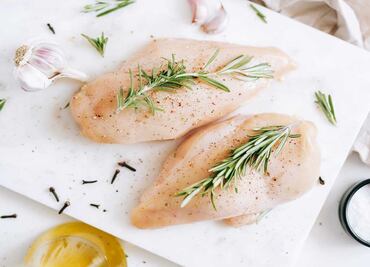 ¿Lavar o no lavar el pollo crudo antes de cocinar?