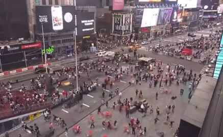 Paseantes en Times Square de NY son captados corriendo tras presunto tiroteo