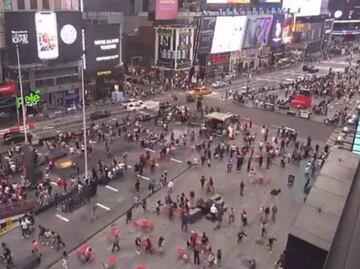 Paseantes en Times Square de NY son captados corriendo tras presunto tiroteo