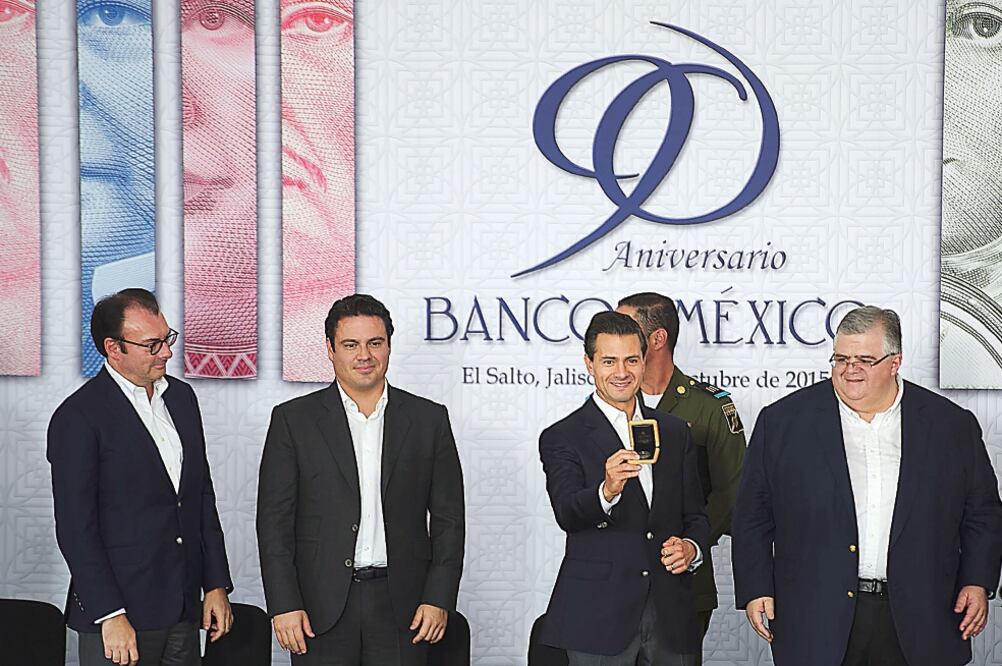 Luis Videgaray, secretario de Hacienda; Aristóteles Sandoval, gobernador de Jalisco; el presidente Enrique Peña Nieto, y el gobernador del Banco de México, Agustín Carstens, durante la celebración del 90 aniversario de Banxico (JORGE ALBERTO MENDOZA) 