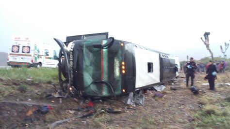 Mueren 4 personas por volcadura de autobús en Coahuila