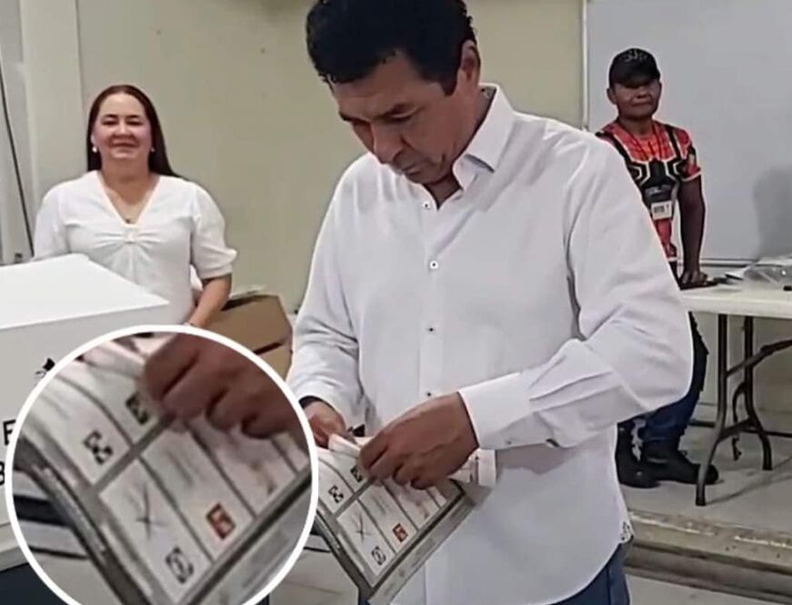 A través de las redes sociales se difundieron fotografías en donde se observa cuando el alcalde con licencia de Matamoros, votó para alcaldía por el PAN. Foto: especial