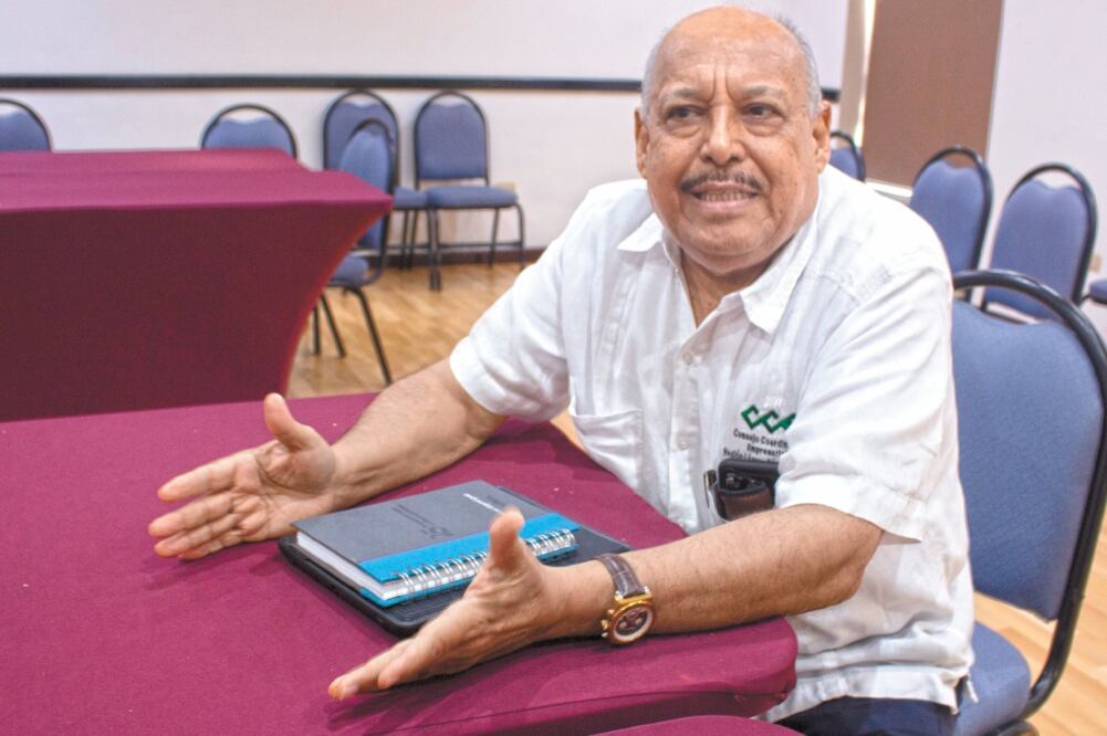 José Luis Esquivel García, presidente del CCE de Lázaro Cárdenas, asegura que a los empresarios del puerto no les conviene que cierre la fábrica. Foto: CHARBELL LUCIO. EL UNIVERSAL