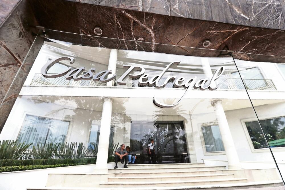 Familiares y amigos despidieron a la mamá de los pequeños y al padre de ésta; durante el funeral nadie habló de lo que había ocurrido. (ARIEL OJEDA. EL UNIVERSAL)