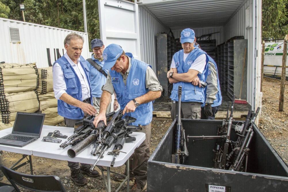 Observadores de la ONU revisaban ayer las armas entregadas por las FARC como parte del proceso del paz, en el Departamento colombiano del Cauca (AFP)