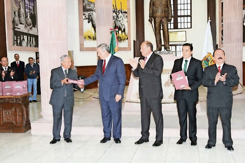 Rubén Moreira, gobernador de Coahuila, agradeció a los legisladores por apoyar las iniciativas de leyes y reformas que ha enviado al Congreso y han sido aprobadas por ellos (HILDA FERNÁNDEZ. EL UNIVERSAL)