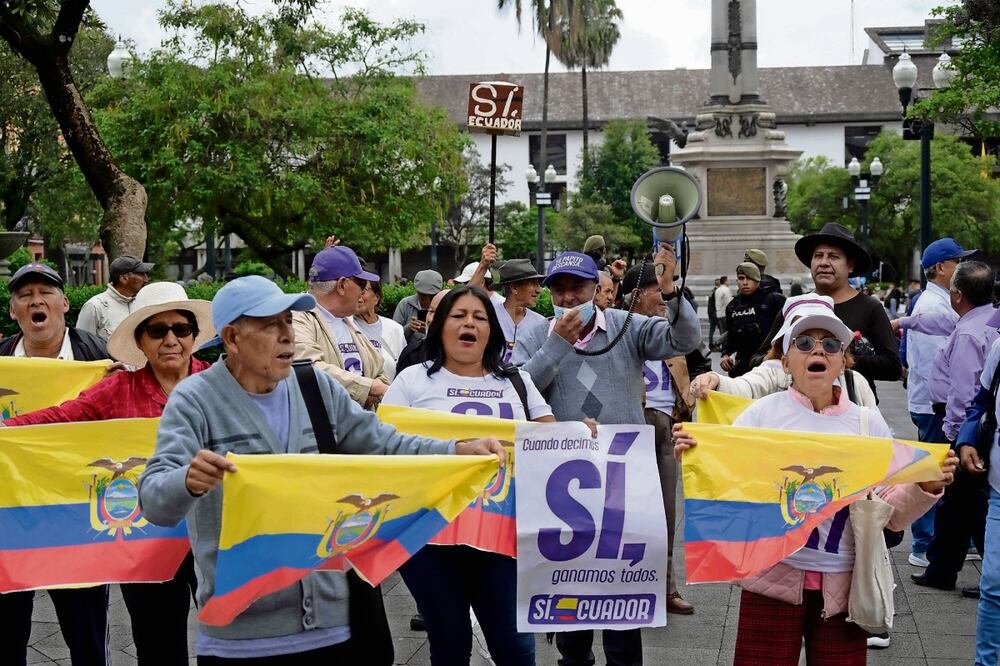 Asistentes a una manifestación en apoyo al voto por el “Sí” en el referéndum propuesto por el presidente de Ecuador, Daniel Noboa, en Quito. Foto: Rodrigo Buendia / AFP