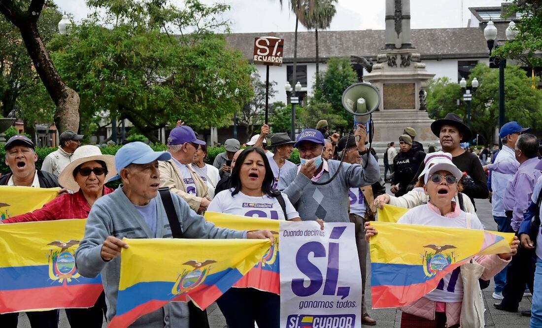 Asistentes a una manifestación en apoyo al voto por el “Sí” en el referéndum propuesto por el presidente de Ecuador, Daniel Noboa, en Quito. Foto: Rodrigo Buendia / AFP