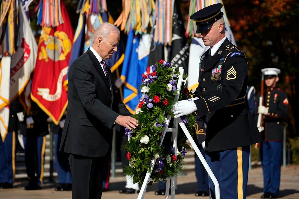 El presidente Joe Biden deposita una corona de flores en la Tumba del Soldado Desconocido en el Cementerio Nacional de Arlington, Virginia, el sábado 11 de noviembre de 2023. Foto: AP
