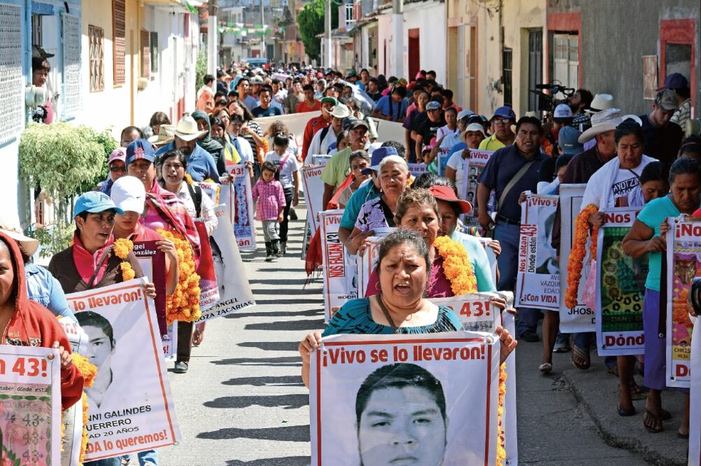 Familiares de los 43 estudiantes desaparecidos en Ayotzinapa marcharon el miércoles en Tixtla, Guerrero, luego de que fue recibido el informe final del Grupo Interdisciplinario de Expertos Independientes sobre el caso (