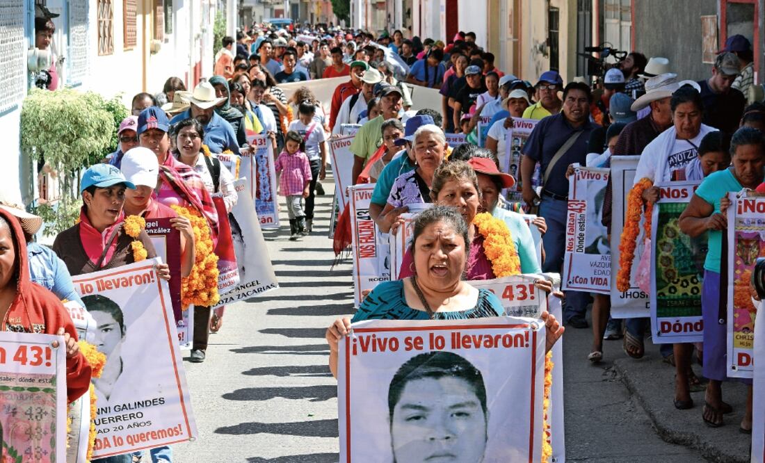 Familiares de los 43 estudiantes desaparecidos en Ayotzinapa marcharon el miércoles en Tixtla, Guerrero, luego de que fue recibido el informe final del Grupo Interdisciplinario de Expertos Independientes sobre el caso (