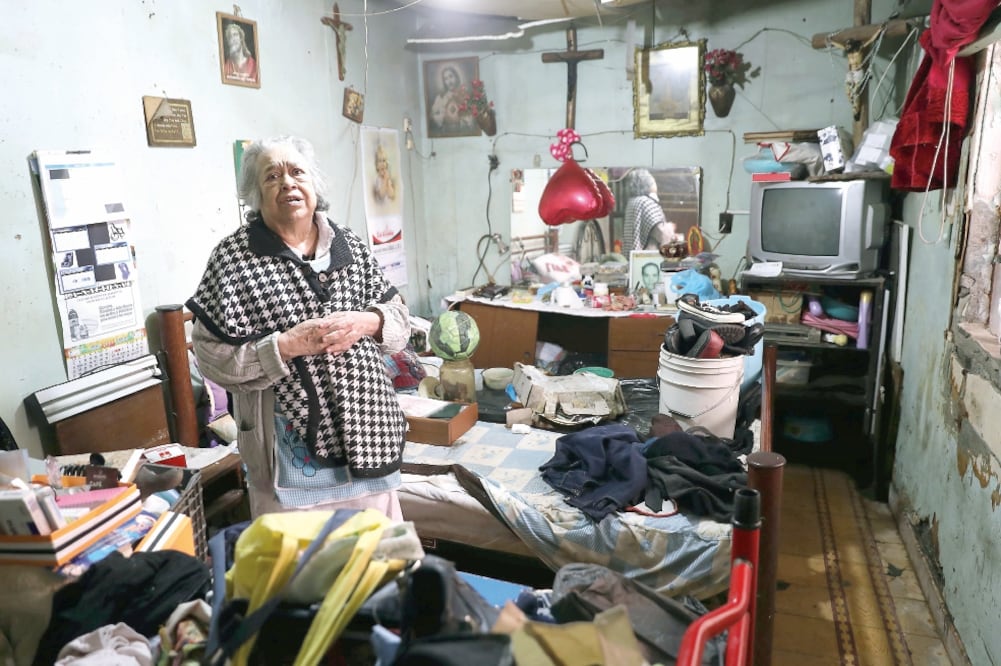 Guadalupe Torres, de 80 años, dice que se estropearon sus pertenencias. (JUAN CARLOS REYES. EL UNIVERSAL)