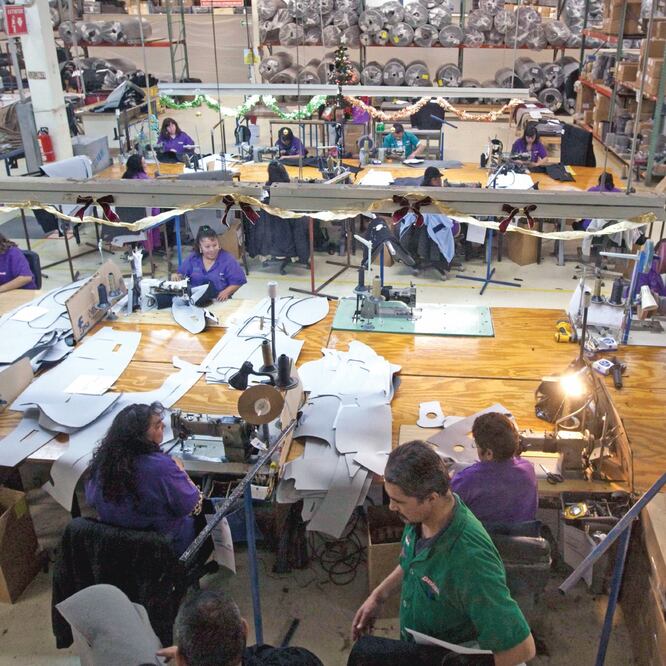 Preve nción. Las autoridades buscan evitar que en la industria maquiladora haya contrabandistas con fachada de empresarios (ARCHIVO EL UNIVERSAL)