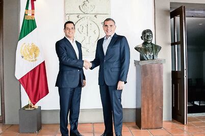 Gabino Cué se reúne con Murat para afinar entrega-recepción