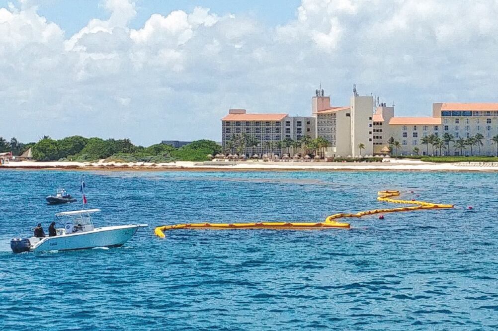 Los primeros 200 metros de barreras, a 45 grados y 500 metros de la Costa, ya operan en la zona de Nizuc, al sur de la zona hotelera, asegura el encargado del área técnica de la compañía contratada por el gobierno estatal. Foto: ADRIANA VARILLAS.