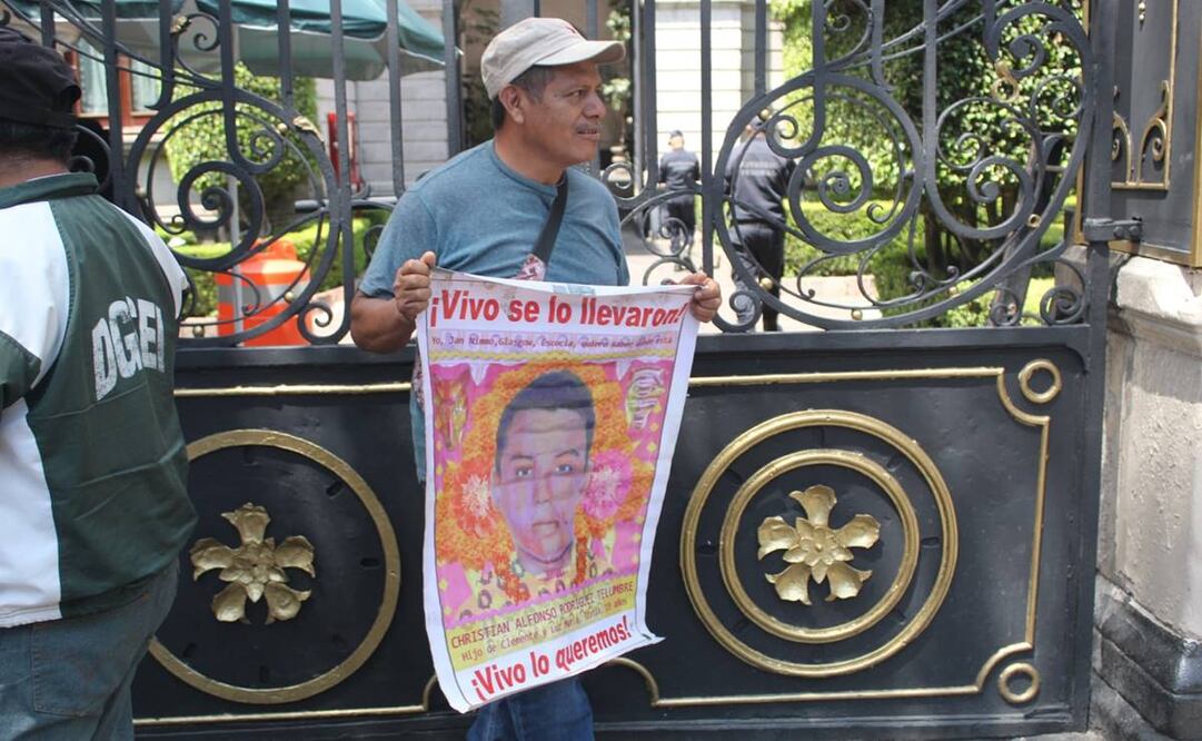 Arriban estudiantes y de la escuela rural Isidro Burgos a la secretaria de  gobernación en 21 camiones de pasajeros. Los acompañan padres y madres de los 43 normalistas desaparecidos hace 10 años este 23 de septiembre del 2024. Foto: Francisco Rodríguez / EL UNIVERSAL