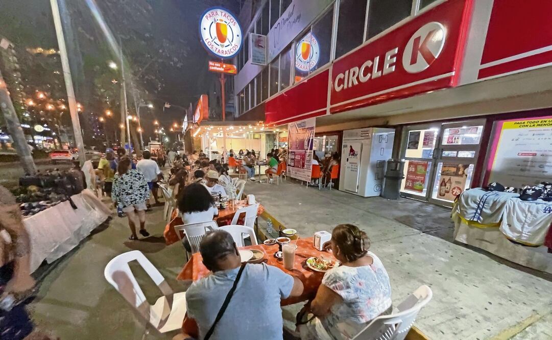 La Costera, que antes era el paseo donde estaban los mejores restaurantes, se ha llenado de taquerías y mesas de plástico en las banquetas. Foto: Arturo de Dios Palma / EL UNIVERSAL