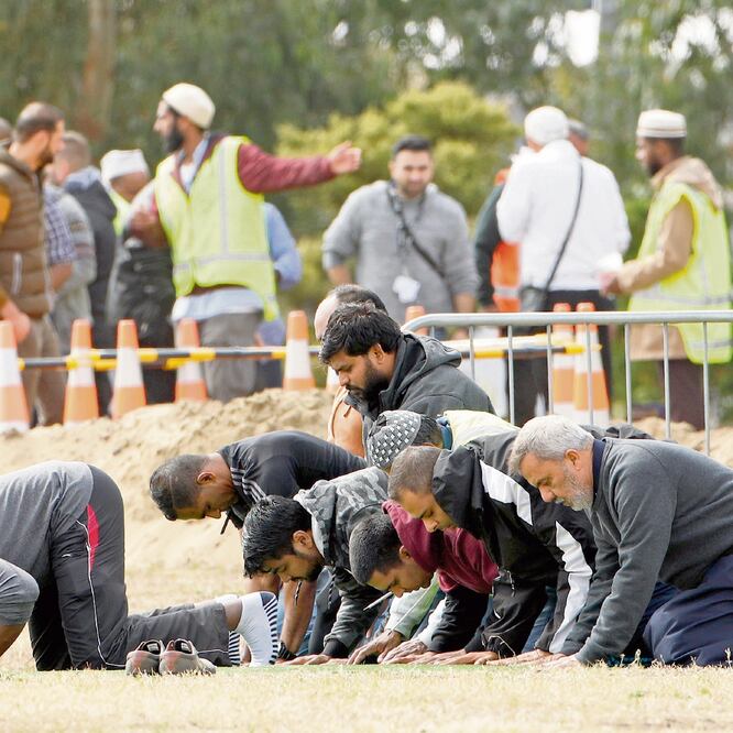 Entierro de una de las víctimas del tiroteo en dos mezquitas de Christchurch. JOSE LUIS GONZALEZ. REUTERS