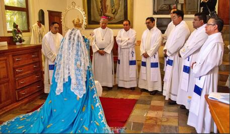Bordadores de Huamantla, Tlaxcala, dedican bordado de la Virgen de La Caridad a transición papal