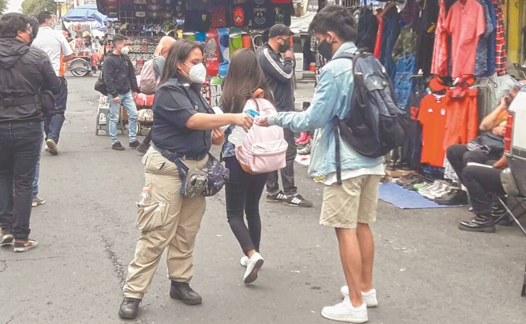 Cada 20 metros hay retenes en los que los mismos comerciantes distribuyen gel antibacterial. Foto: JUAN CARLOS CORTÉS. EL UNIVERSAL 