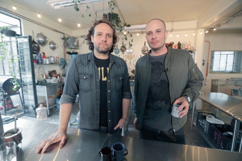 Mauro Giaconi y Marcos Castro son artistas y son parte del equipo que creó Obrera Centro. Foto: LUIS CORTÉS. EL UNIVERSAL
