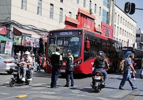 Ven que ambulantaje y tránsito complican ruta del Centrobús