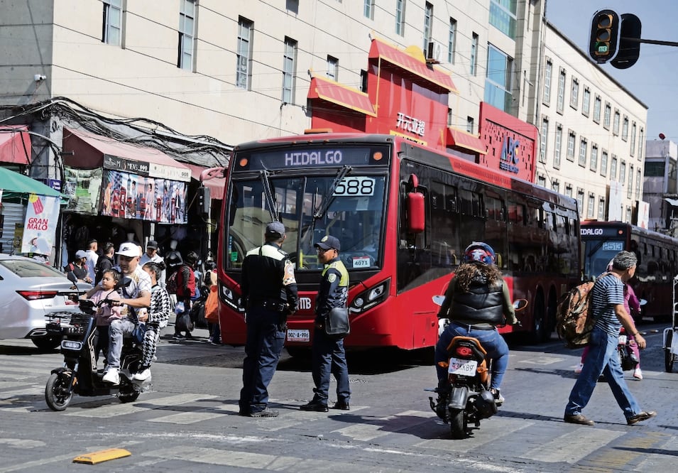 En calles como República de Venezuela, las motos, bicitaxis y comerciantes entorpecen el recorrido del transporte público. Foto: Carlos Mejía / EL UNIVERSAL