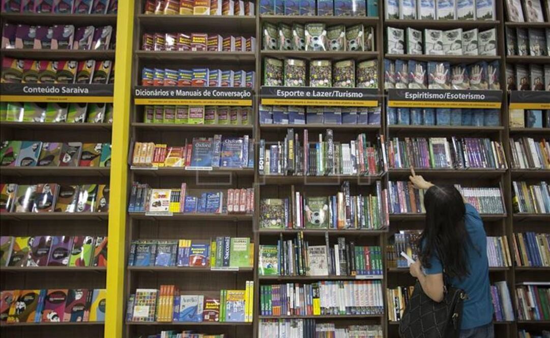 La Bienal del Libro, que se extiende hasta el próximo día 11, cuenta con la participación de 950 expositores y 200 autores, 27 de ellos extranjeros. FOTO: Archivo/EFE.