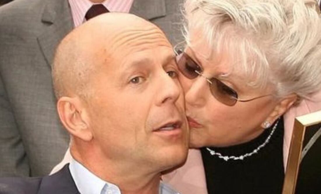 Bruce Willis y su madre. Foto: Twitter @ShowmundialShow