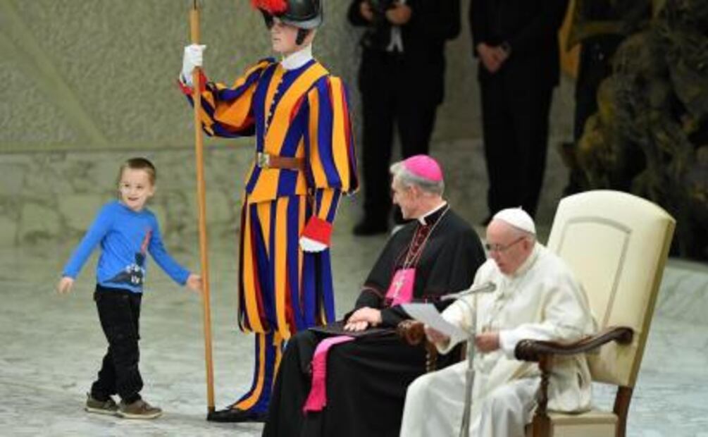 Niño "revoltoso" roba la atención en audiencia del Papa Francisco