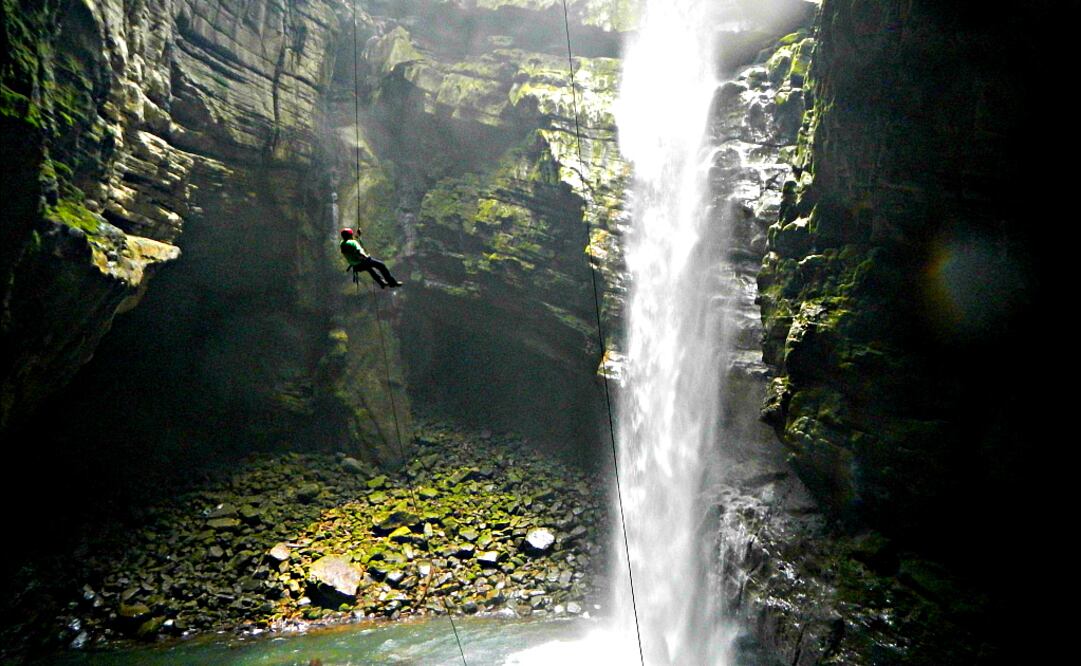 Rapel en el Sótano del Popocatl. (Foto: Cortesía Chen Chin Expediciones)
