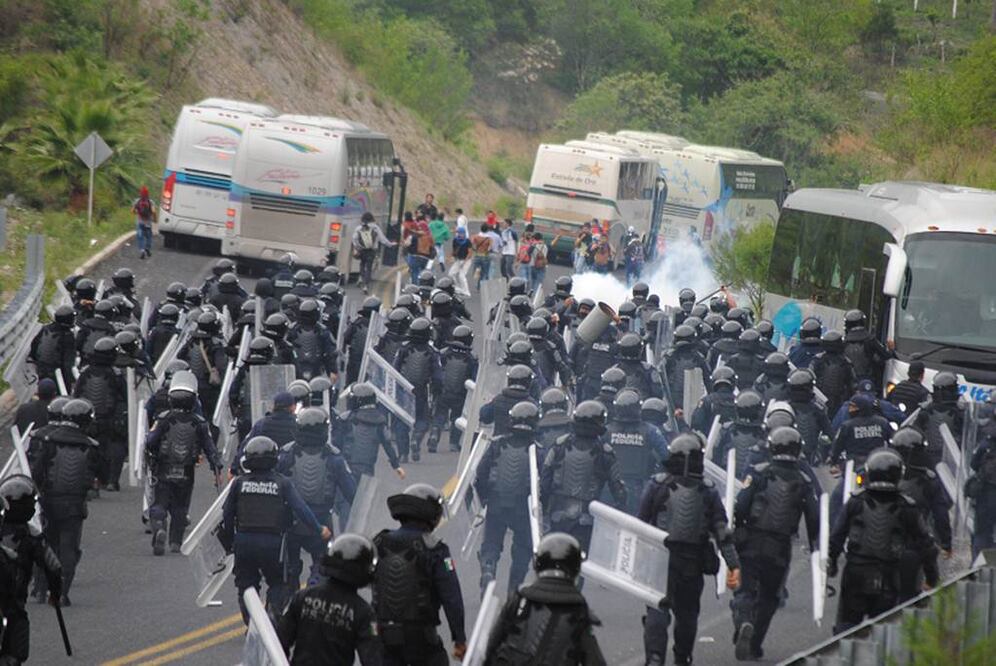 Normalistas de Ayotzinapa que se dirigían a la capital junto con padres de los 43 estudiantes desaparecidos de esa escuela, chocaron con policías estatales y federales ante la presencia de la Policía Militar que realizó un retén. Foto: Cuartoscuro