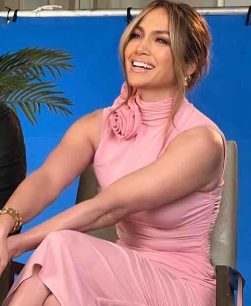 JLo hipnotiza a sus seguidores con traje de escote profundo