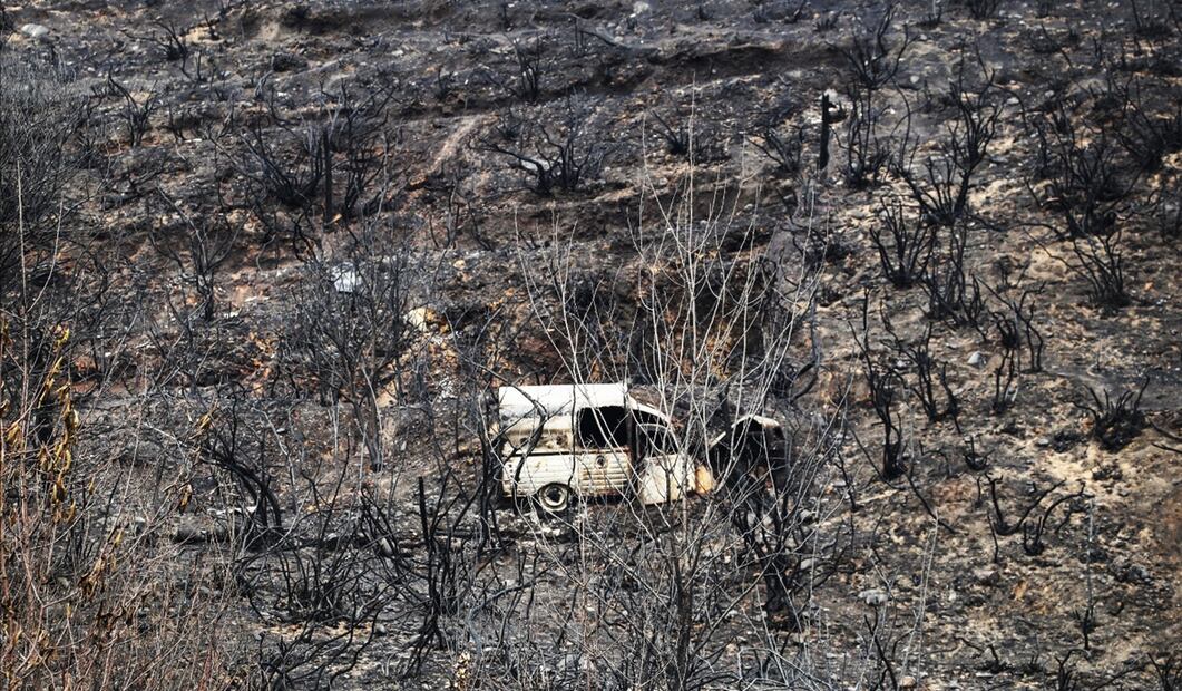 Un vehículo quemado en medio de un paraje quemado por el incendio forestal en Las Médulas, Orellán y Carucedo, el miércoles 13 de agosto de 2025. Foto: EFE