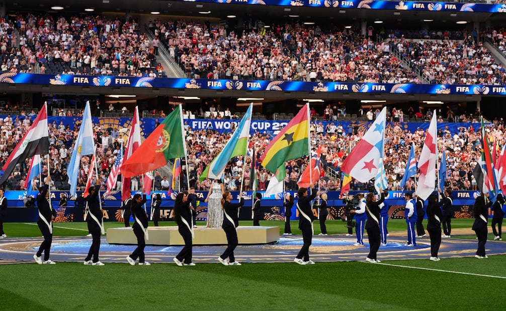 Banderas del mundo se situaron sobre la cancha con un estilo similar al de la inauguracion canadiense. Foto: EFE.