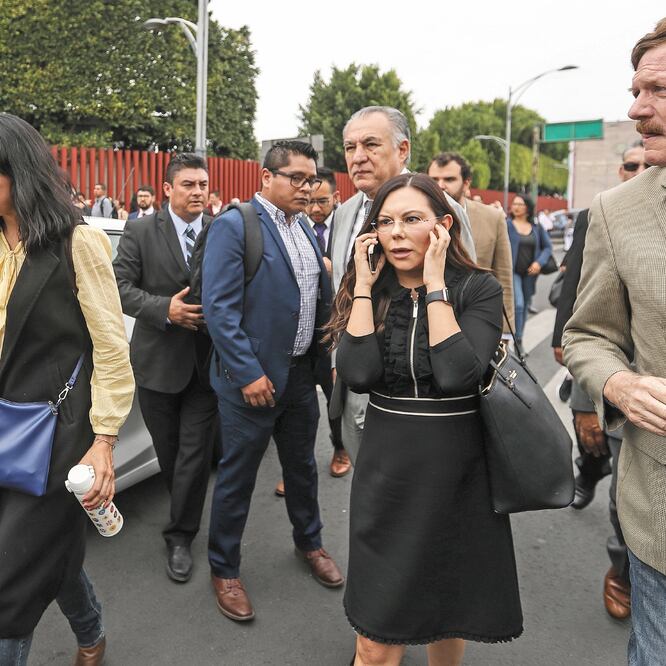 La presidenta de la Cámara de Diputados, Laura Rojas, salió del recinto legislativo acompañada de otros legisladores panistas.