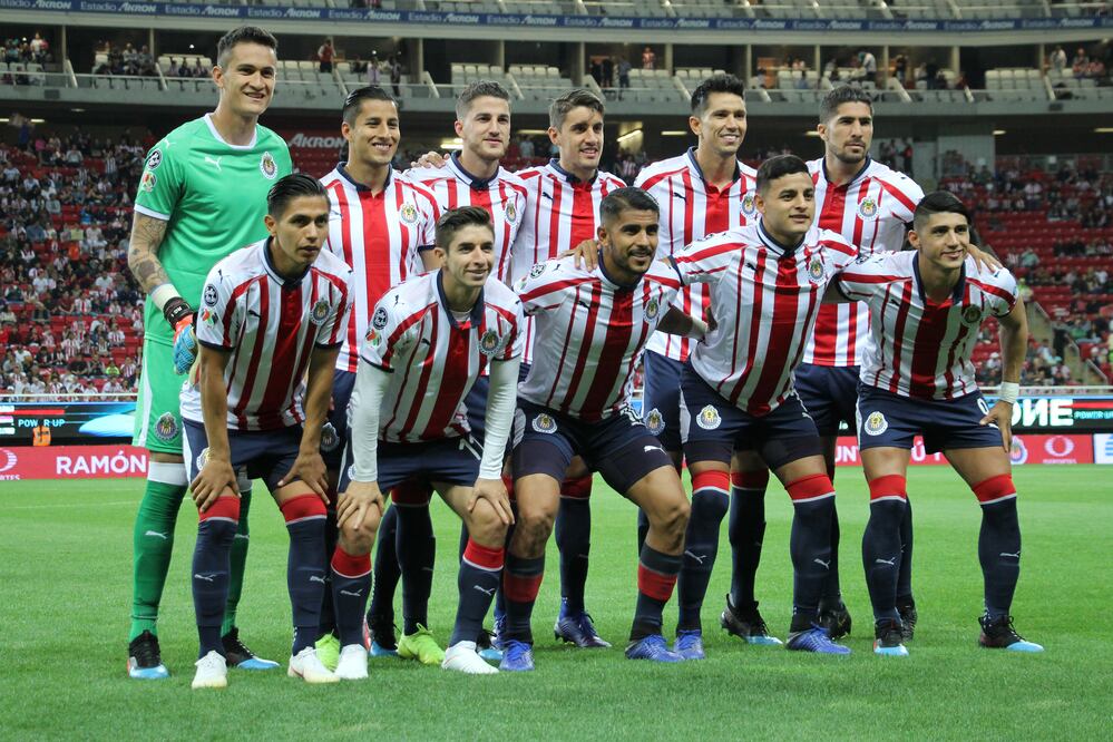 Jugadores de Chivas en la foto oficial durante un juego de la Liga MX. FOTO/IMAGO7
