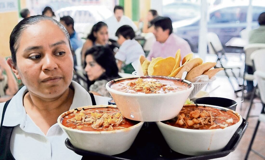 Nutrióloga aconseja preparar el pozole con carne maciza de cerdo o pollo, que contienen menos grasa, además de poner menos granos de maíz y en lugar de ello agregar más rábanos y lechuga (ARCHIVO EL UNIVERSAL)