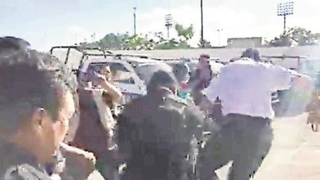 En Cancún, acusan a mando de nexo con delincuencia; lo expulsan a empujones