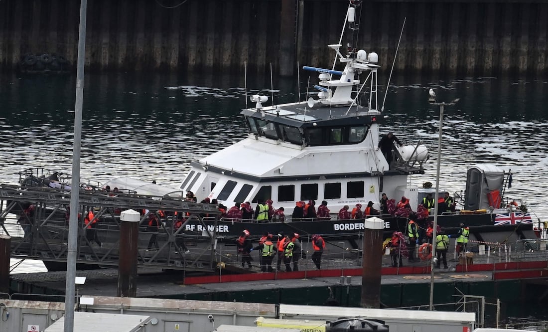 Migrantes rescatados en el mar mientras intentaban cruzar el Canal de la Mancha desde Francia desembarcan del buque "Ranger" de la Fuerza Fronteriza tras su llegada a la Marina de Dover, sureste de Inglaterra. Foto: AFP
