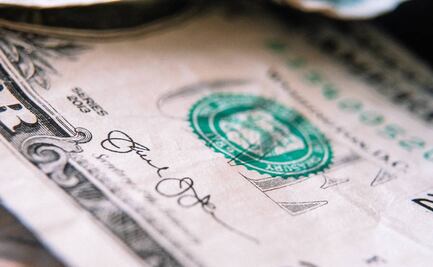 Dólar fuerte pega al servicio de la deuda global, advierte Instituto de Finanzas Internacionales