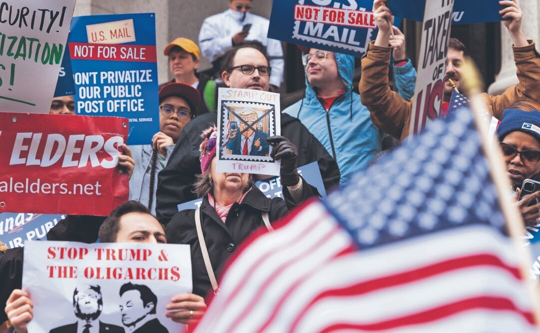 Simpatizantes y empleados del Servicio Postal al manifestarse, en Nueva York, contra el plan de la administración Trump de transferir el control del USPS al Departamento de Comercio. Foto: de JUSTIN LANE. EFE