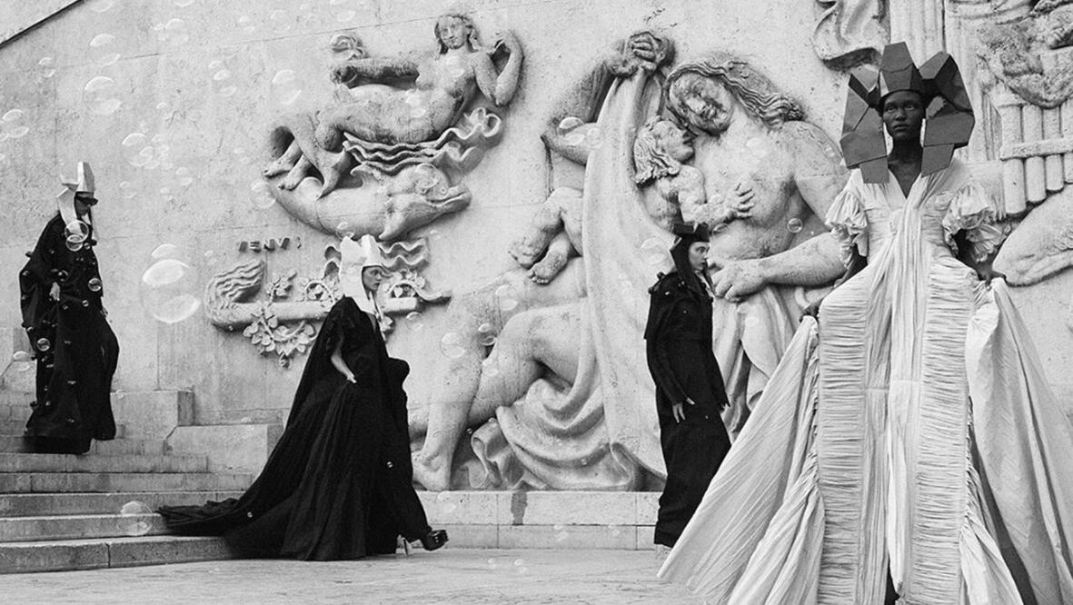 De estética futurista y hombros protagonistas, la colección PV20 del diseñador dejó cutivados a todos los espectadores             Foto: Instagram