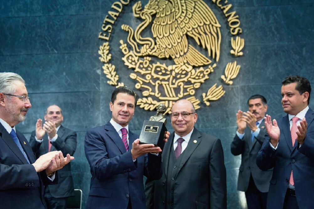 Luis María Aguilar, presidente de la SCJN; el presidente Enrique Peña Nieto, y Luis Maldonado Venegas, durante la entrega del reconocimiento Ignacio Ramírez, El Nigromante, al jefe del Ejecutivo, en el marco del Día del Abogado. Foto: PRESIDENCIA