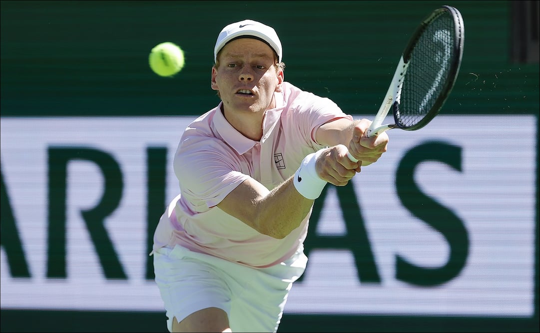Jannik Sinner, de Italia, en acción durante la semifinal de singles ante el alemán Alexander Zverev en Indian Wells. FOTO: EFE