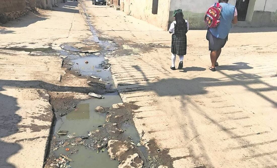 Sin la planta tratadora de aguas y sin desnivel natural, el drenaje comenzó a regresar, se estancó hasta que colapsó la red y ahora las aguas negras están en las calles. Foto: Arturo de Dios Palma/EL UNIVERSAL