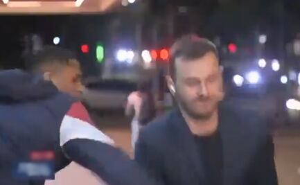 Reportero de televisión sufre intento de robo durante transmisión en vivo; video se viraliza