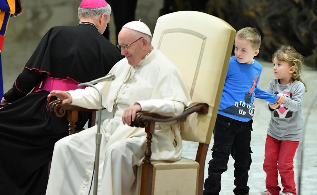 Un niño argentino de unos siete u ocho años accede al escenario del Aula Pablo VI mientras el papa Francisco preside su audiencia general (Foto: EFE)